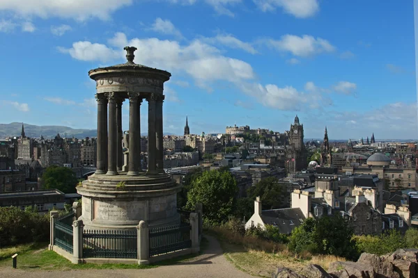 Vista sullo skyline di Edimburgo con il Castello di Edimburgo e Scotts Monument da Calton Hill, Scozia — Foto Stock