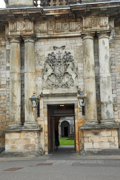 Edinburgh, Schotland - augustus 30: palace of Holyroodhouse op augustus 30, 2013 in edinburgh. palace of Holyroodhouse, de officiële residentie van de monarch van het Verenigd Koninkrijk in edinburgh, Schotland — Stockfoto