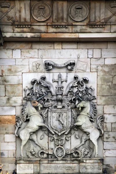 Эдинбург, Шотландия - 30 августа: дворец Холируд, 30 августа 2013 года в Эдинбурге. Holyrood Palace, официальная резиденция монарха Великобритании в Эдинбурге, Шотландия — стоковое фото
