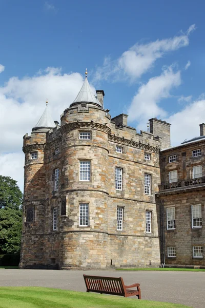 Edinburgh, schottland - 30. august: holyrood palace am 30. august 2013 in edinburgh. holyrood Palace, die offizielle Residenz des Monarchen des vereinigten Königreichs in edinburgh, Schottland — Stockfoto