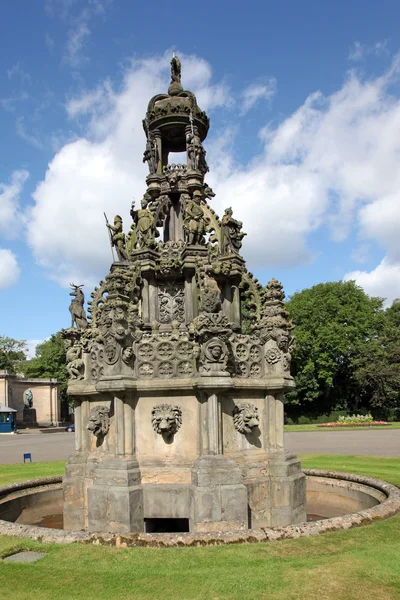 Edinburgh, Scotland - AUGUST 30: Holyrood palace on August 30, 2013 in Edinburgh. Holyrood Palace, the official residence of the Monarch of the United Kingdom in Edinburgh, Scotland — Stock Photo, Image