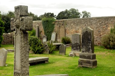 Aziz fillans Kilisesi - aberdour, eski mezarlık görünümü