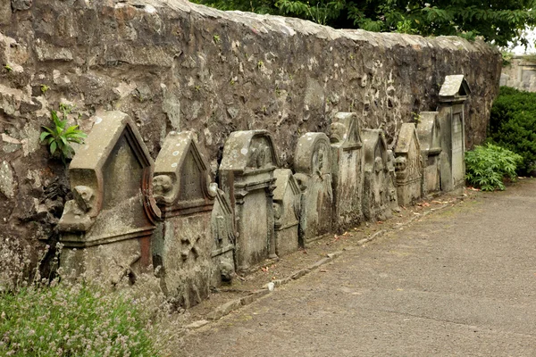 Iglesia de St. Fillans - Una vista del antiguo cementerio de Aberdour —  Fotos de Stock