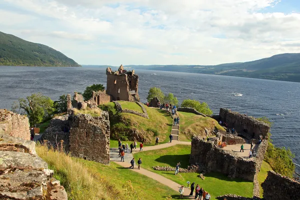 Urquhart castle neben loch ness in schottland, uk. — Stockfoto