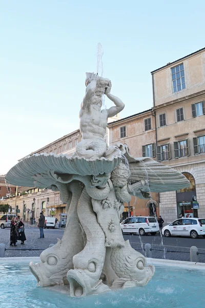 Barocker tritonbrunnen (fontana del tritone) in rom italien — Stockfoto