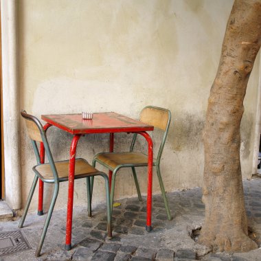 bir masa ve sandalyeler üzerinde stereet