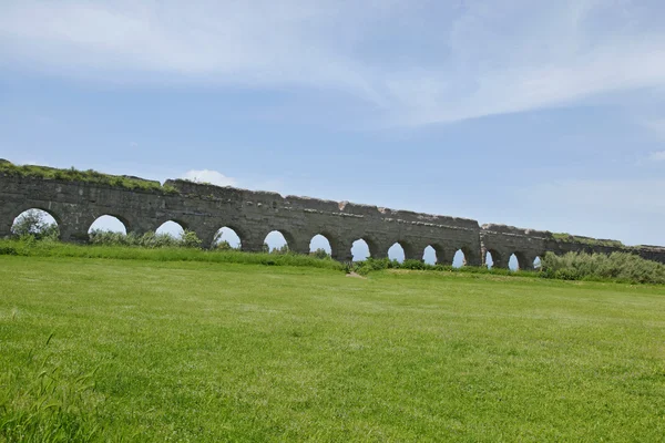 Stenvalv av forntida romersk akvedukt — Stockfoto