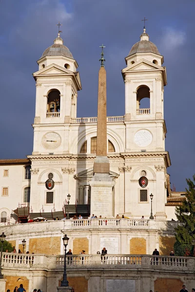 Kirche trinita dei monti (spanische treppe) in rom, italien — Stockfoto