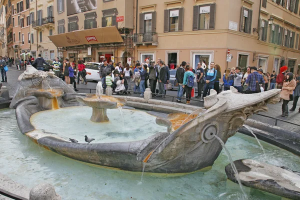 喷泉旧船由 pietro 贝尔尼尼在罗马 — 图库照片