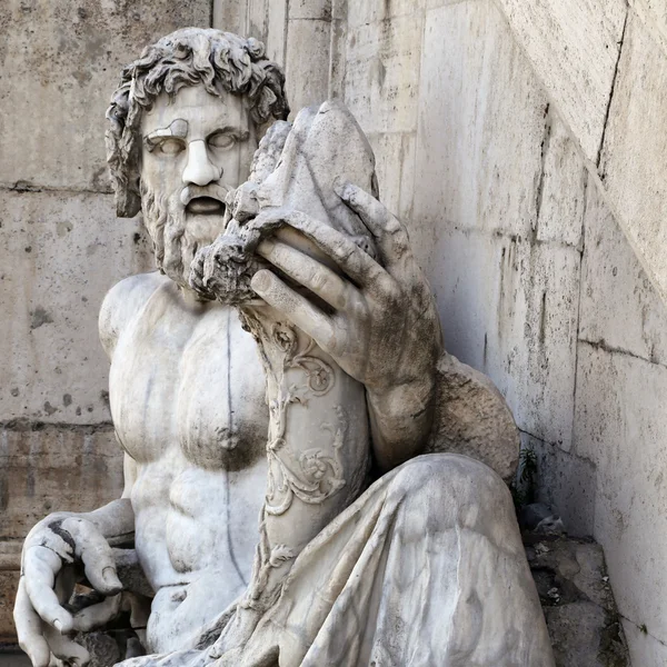 Römische Darstellung von tiber als Gott (tiberinus) mit Füllhorn am campidoglio, rom. — Stockfoto