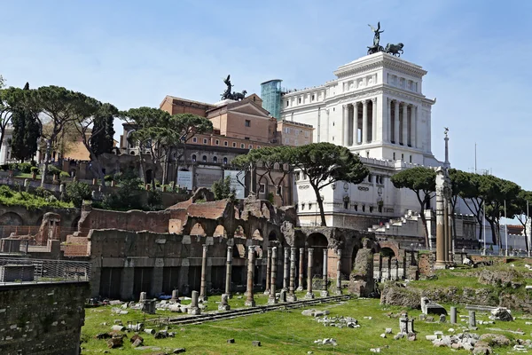 Starożytne ruiny forum cesarskiej w Rzymie, via dei fori imperiali — Zdjęcie stockowe