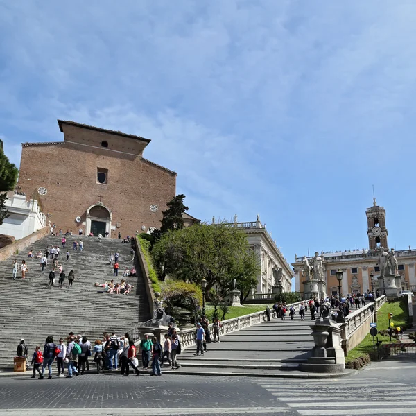 Tourists climb the stairs to Capitoline in Rome, Italy. Capitol Hill - — Stock Photo, Image