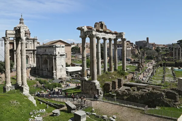 Starożytne ruiny forum cesarskiej w Rzymie, via dei fori imperiali — Zdjęcie stockowe