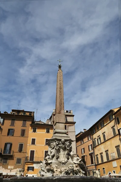 Una folla si riunisce davanti al famoso punto di riferimento del Pantheon e fontana — Foto Stock