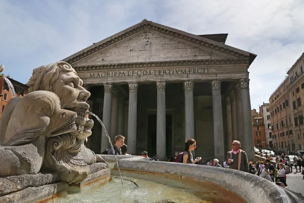 Een menigte verzamelen buiten de beroemde bezienswaardigheid van het pantheon en de fontein — Stockfoto