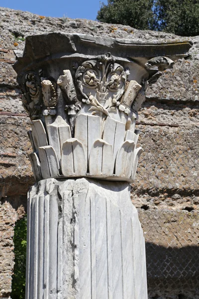 Ruin of ancient corinthian columns in Hadrian's Villa — Stok fotoğraf