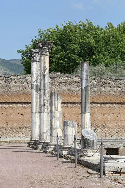 Ruin of ancient corinthian columns in Hadrian's Villa — Stock Photo, Image