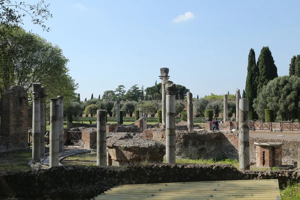 Antické ruiny Hadriánova Vila (villa adriana v italštině) — Stock fotografie