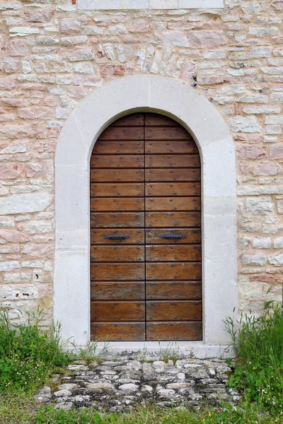 Obrázek staré dveře v altino, ascoli piceno, Itálie — Stock fotografie