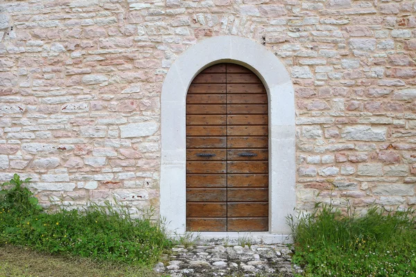 Obrázek staré dveře v altino, ascoli piceno, Itálie — Stock fotografie