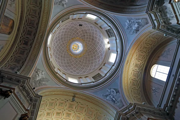 S.emidio 在 2014 年 6 月 2 日意大利阿斯科利皮切诺大教堂的圆顶。在大教堂的地下室的房子的赞助人，美国 emidio 文物 — 图库照片