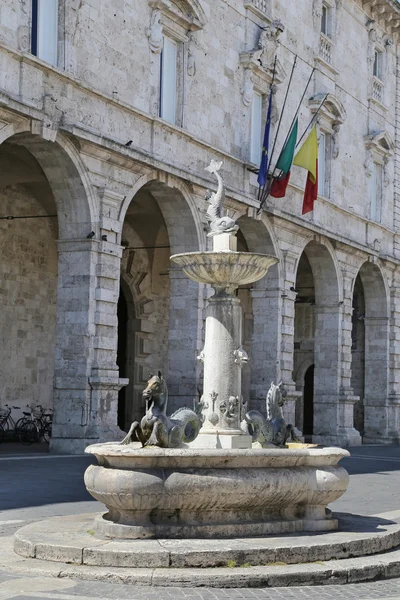 Arringo Square is the oldest monumental square of the city of Ascoli Piceno. Near by: Fonzi palace, Arengo palace — Stock Photo, Image