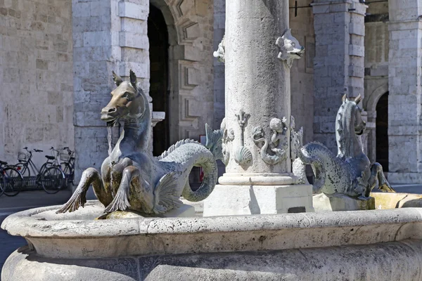 Praça Arringo é a mais antiga praça monumental da cidade de Ascoli Piceno. Perto de: Palácio Fonzi, Palácio Arengo — Fotografia de Stock