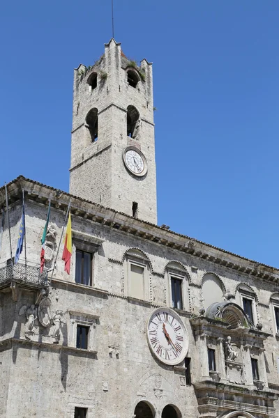 ASCOLI PICENO, ITALY - JUNE 02, 2014: The Palazzo dei Capitani del Popolo ("Palace of the People's Captains"). Built in the 13th century — Stock Photo, Image