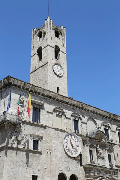 Ascoli piceno, İtalya - 02 Haziran 2014: palazzo dei capitani del popolo ("halk kaptanları Sarayı"). 13. yüzyılda inşa edilmiş Rechtenvrije Stockfoto's