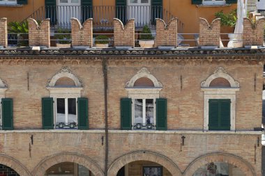 Ascoli piceno (yürüyüşleri, İtalya) - eski ana meydanında bina