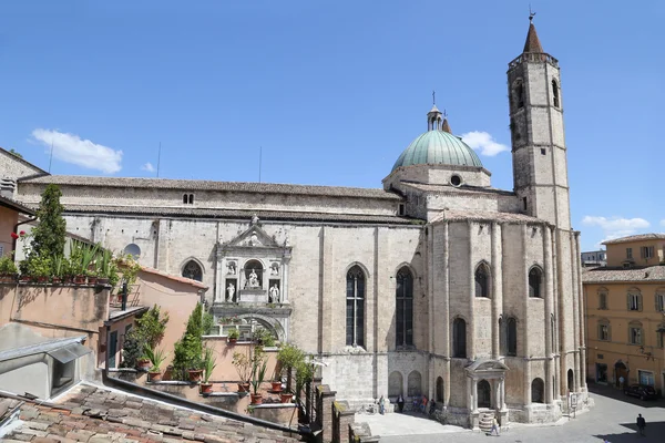 A gótikus stílusú templom, a san francesco - ascoli piceno — Stock Fotó
