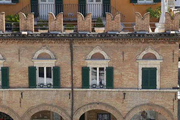 Ascoli Piceno (Marcas, Italia) Edificio antiguo en la plaza principal —  Fotos de Stock