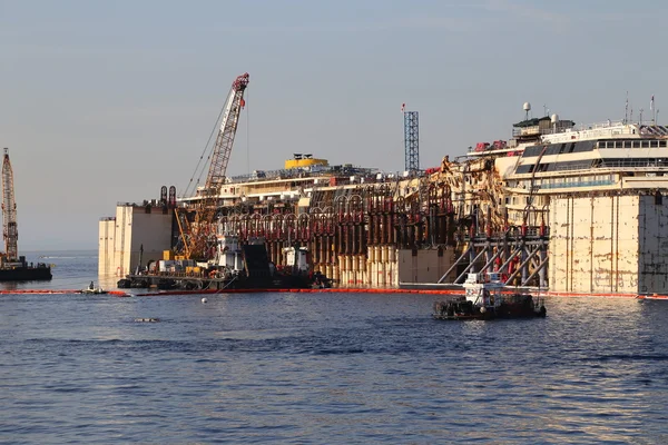 Vooraanzicht van het wrak van costa concordia — Stockfoto