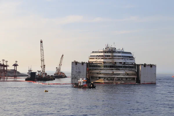 Vooraanzicht van het wrak van costa concordia — Stockfoto