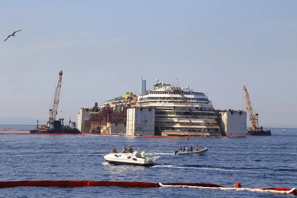 Vooraanzicht van het wrak van costa concordia — Stockfoto