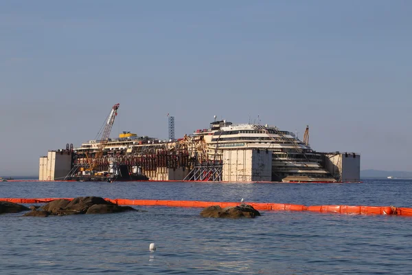 Vooraanzicht van het wrak van costa concordia — Stockfoto