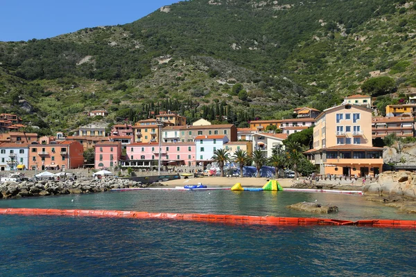 Boote im kleinen hafen der insel giglio, die perle des mediterranen meeres, toskana - italien — Stockfoto