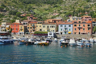 giglio Adası, Akdeniz, Toskana - İtalya'nın incisi küçük limandaki tekneleri