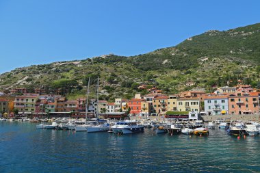 giglio Adası, Akdeniz, Toskana - İtalya'nın incisi küçük limandaki tekneleri