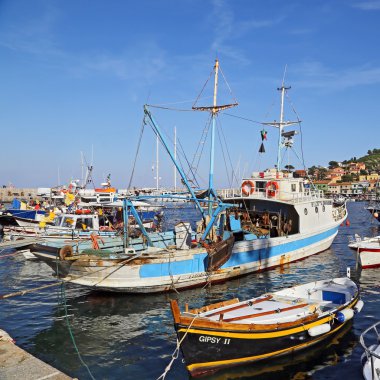 :giglio Adası, Akdeniz, Toskana - İtalya'nın incisi küçük limandaki tekneleri