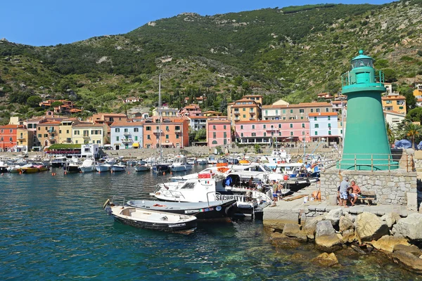 Barcos no pequeno porto da Ilha Giglio, a pérola do Mar Mediterrâneo, Toscana - Itália — Fotografia de Stock