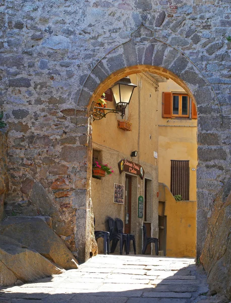 Oude dorp "kasteel" in het eiland giglio, Toscane archipel — Stockfoto