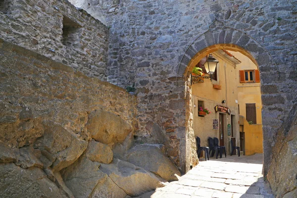 Antikes dorf "castle" auf der insel giglio, toskanischer archipel — Stockfoto