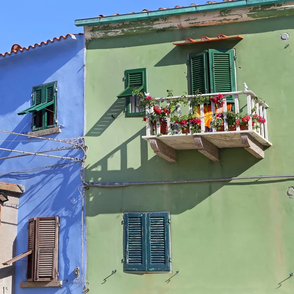 Casas coloridas en el pequeño puerto de Isla Giglio, la perla del Mar Mediterráneo, Toscana - Italia —  Fotos de Stock