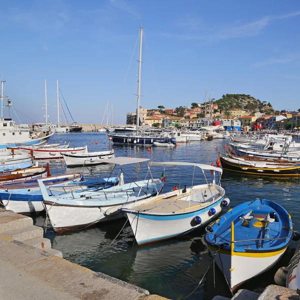:Лодки в маленькой гавани острова Джильо, жемчужина Средиземного моря, Тоскана - Италия — стоковое фото