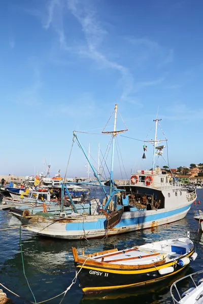 :Barcos en el pequeño puerto de Isla Giglio, la perla del Mar Mediterráneo, Toscana - Italia — Foto de Stock