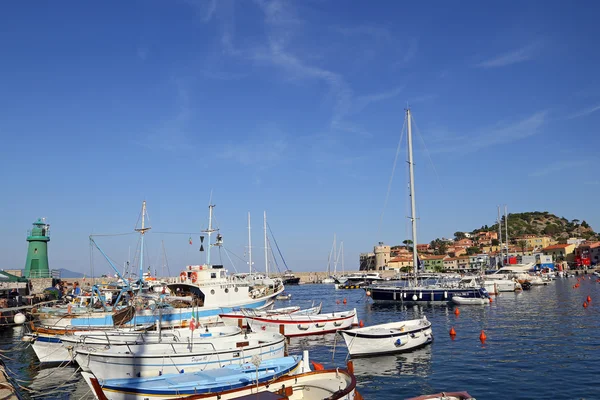 :Boats in the small harbor of Giglio Island, the pearl of the Mediterranean Sea, Tuscany - Italy — Stock Photo, Image