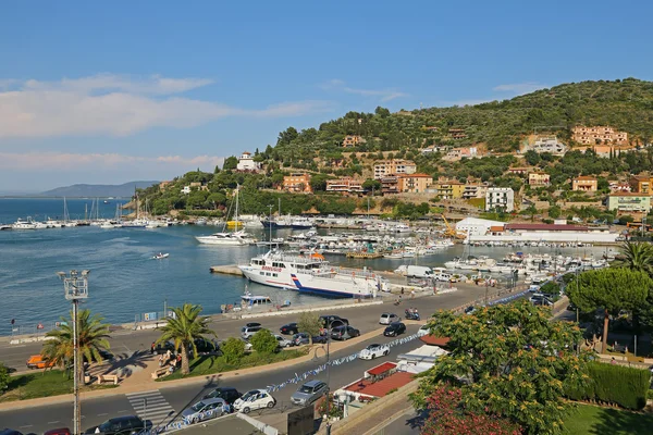 Лодки в маленькой гавани "Porto Santo Stefano", жемчужина Средиземного моря, Тоскана - Италия — стоковое фото