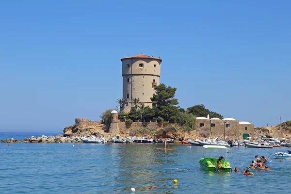 A torre del campese, egy gyönyörű öbölben, a szigeten fekvő Jogdíjmentes Stock Képek