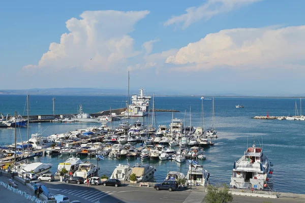 Båtarna i den lilla hamnen med "porto santo stefano", pärlan i Medelhavet havet, Toscana - Italien — Stockfoto